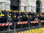 La protesta in Piazza Affari